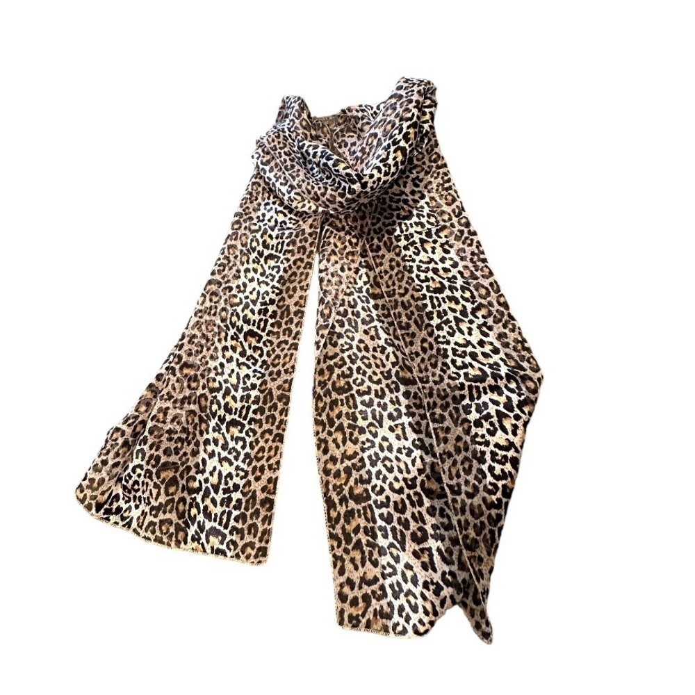 ANIMAL PRINT, NWOT, WOMENS SCARF. THIN, LIGHTWEIGHT, POLYESTER WITH A SILK FEEL.